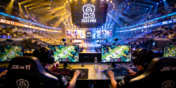 英雄联盟MSI季中冠军赛现场激烈对战画面